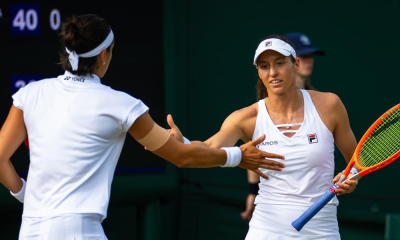 Luisa Stefani cumprimenta companheira em Wimbledon