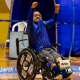 Maciel Santos ergue os braços em vibração, na cadeira de rodas, com o título na Copa do Mundo de bocha em São Paulo