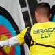 Matheus Ely retira flecha do centro do alvo na disputa por equipes da Copa do Mundo de tiro esportivo