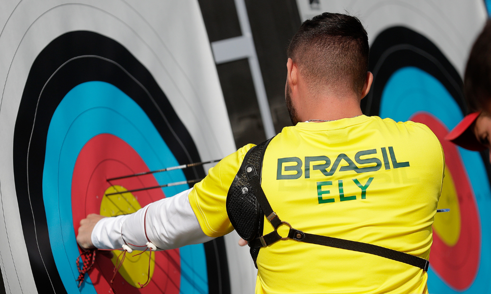 Matheus Ely retira flecha do centro do alvo na disputa por equipes da Copa do Mundo de tiro esportivo