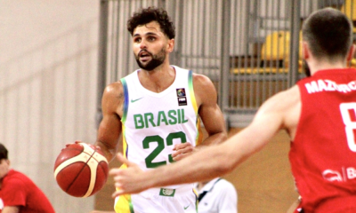 Raulzinho em amistoso de basquete masculino entre Brasil e Polônia