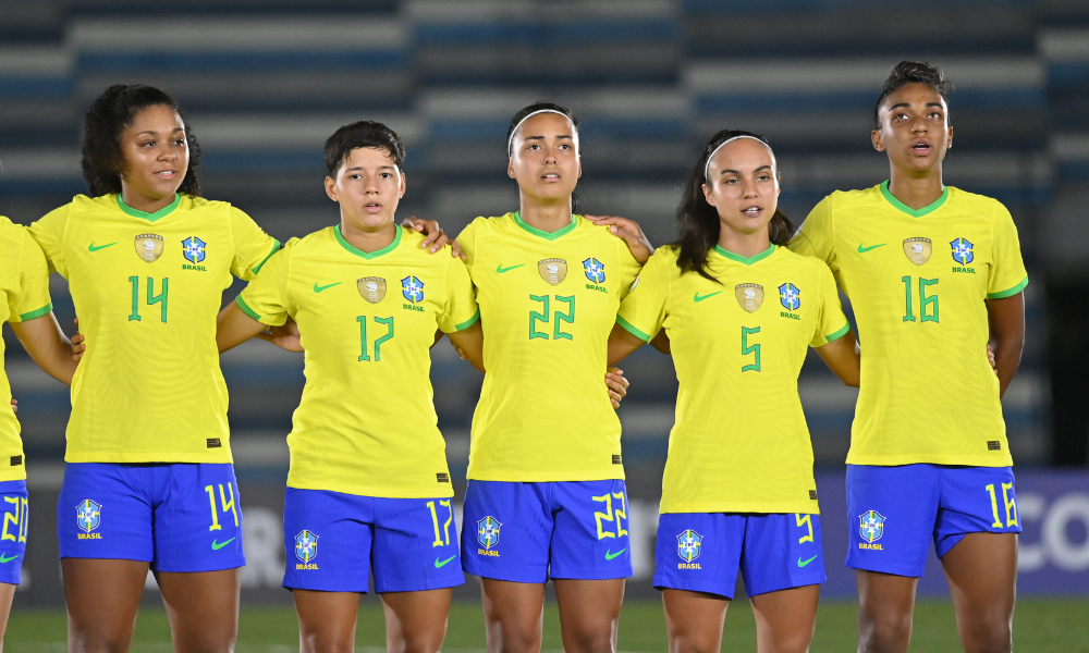 Jogadoras da seleção brasileira sub-20 de futebol feminino durante o hino nacional; elas conheceram adversárias do Brasil na Copa do Mundo SUb-20