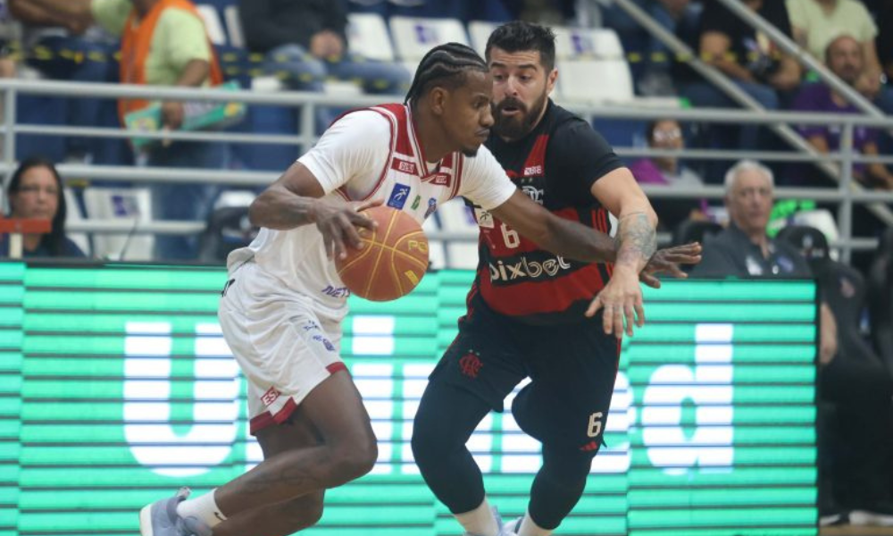 Jogadores do Sesi Franca e do Flamengo se enfrentam na final do NBB 2023/2024. Saiba onde assistir ao vivo