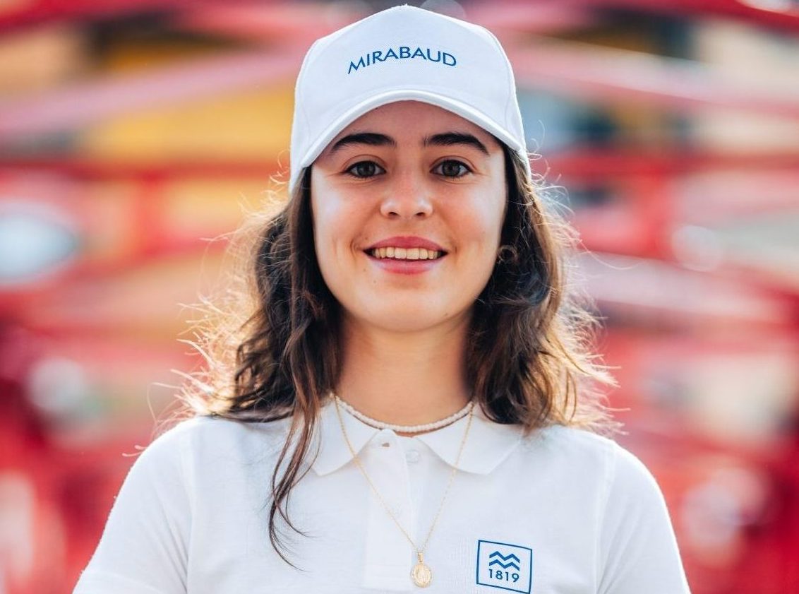 Ciclista Tota Magalhães pousa para foto com a roupa da Mirabaud, sua nova parceira