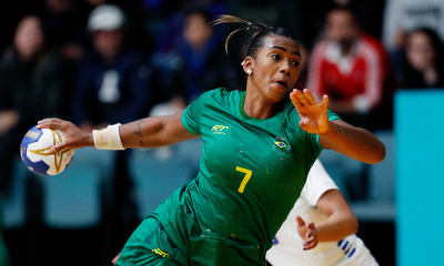 Tamires Moreno executa movimento de ataque com a seleção brasileira de handebol feminino antes dos Jogos Olímpicos de Paris-2024
