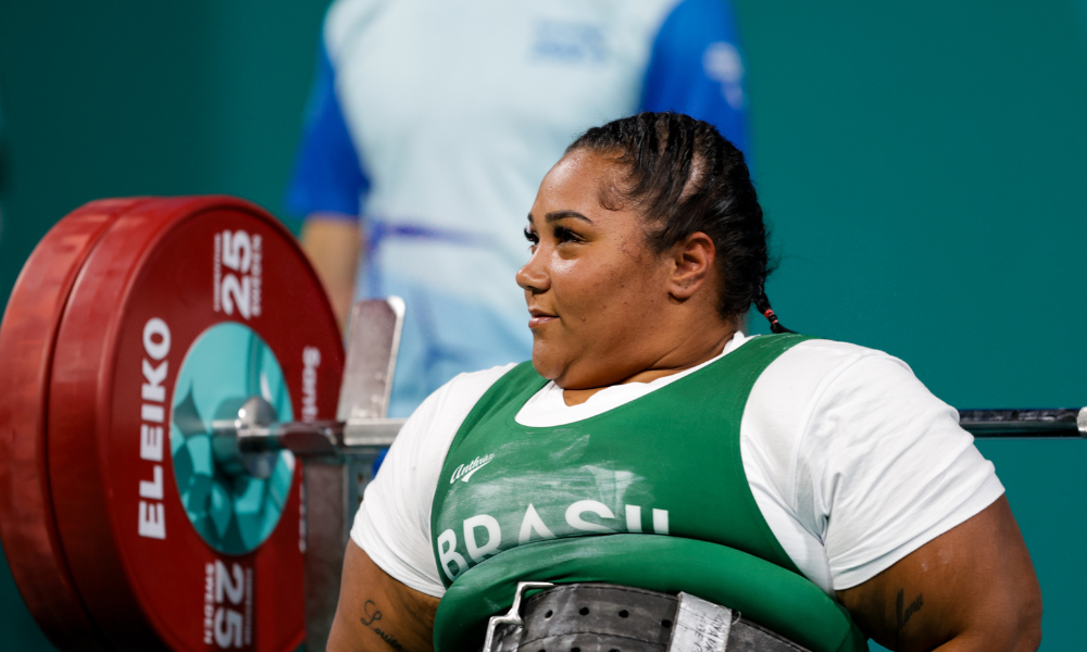 Tayana Medeiros durante disputa da Copa do Mundo de Tbilisi de halterofilismo, em que bateu recorde das Américas