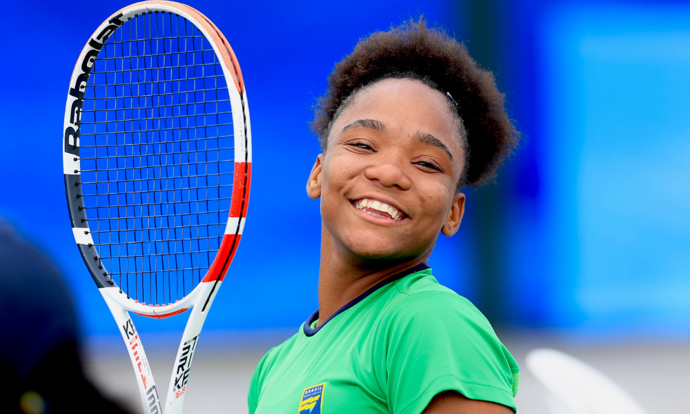 Vitória Miranda sorri para foto enquanto segura raquete; ela caiu na semi do tênis em cadeira de rodas juvenil de Roland Garros