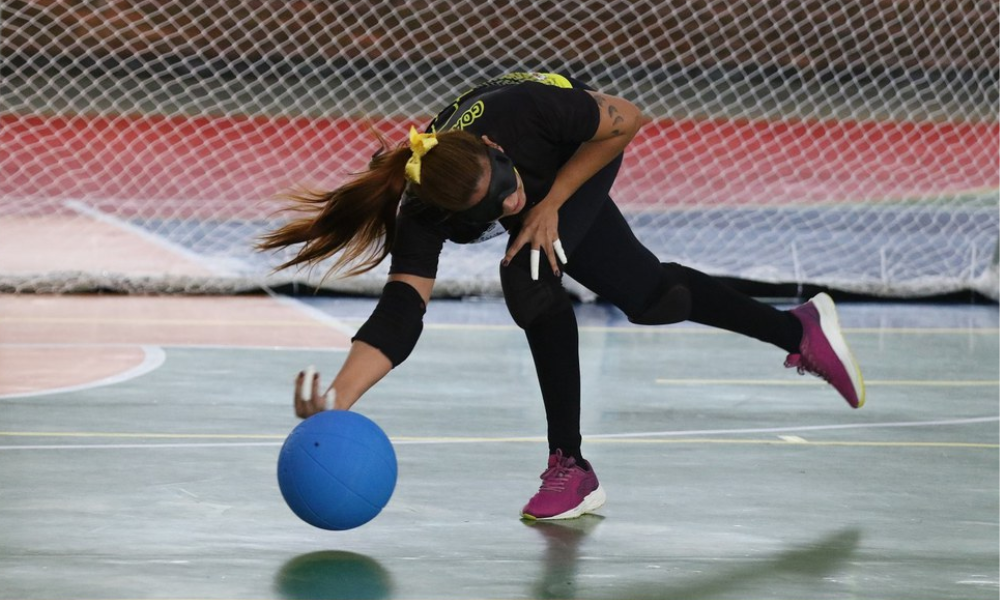 Geovana Moura lança a bola em jogo do Regional Nordeste de Goalball