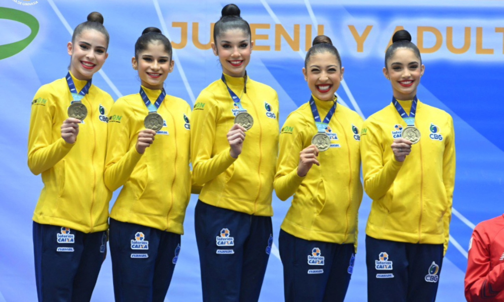 Conjunto do Brasil no pódio do Pan-Americano de ginástica rítmica cinco arcos