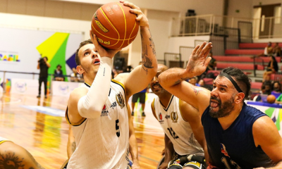 Jogador do Kings Maringá faz arremesso em jogo do Brasileiro de basquete em cadeira de rodas