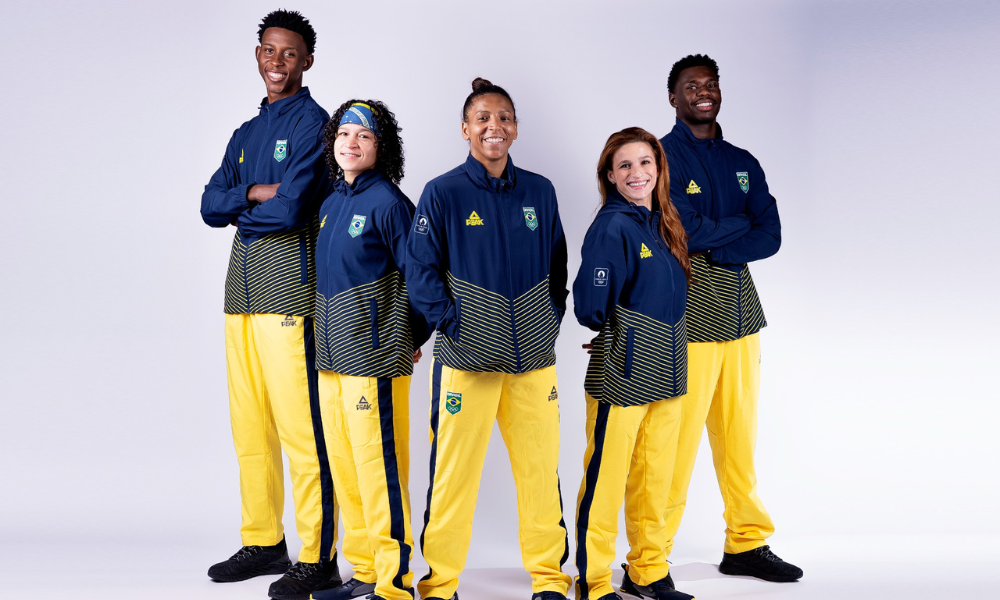 Henrique Marques, Bia Ferreira, Rafaela Silva, Jade Barbosa e Wandeley Holyfield posam para foto com os uniformes de pódio do Time Brasil nos Jogos Olímpicos Paris-2024
