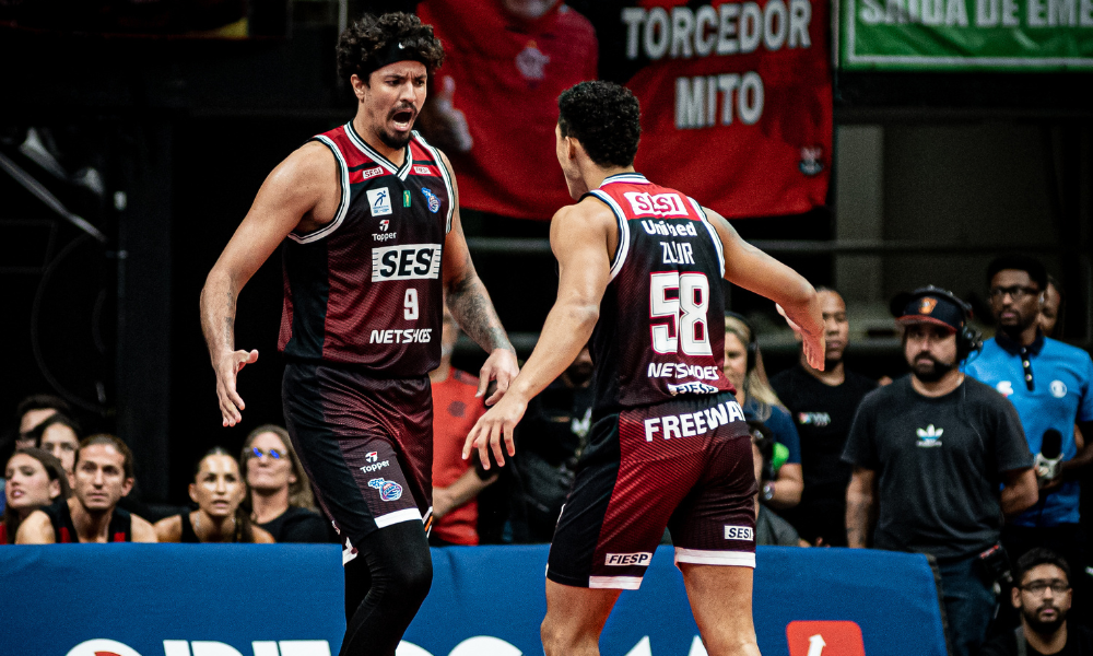 Lucas Dias comemora cesta do Sesi Franca na final do NBB contra o Flamengo