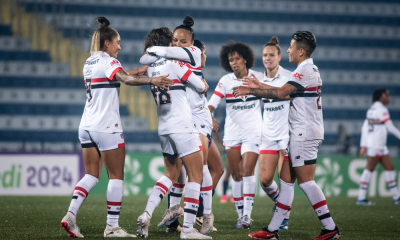 Jogadoras do São Paulo comemoram gol contra o Realidade Jovem no Paulistão Feminino