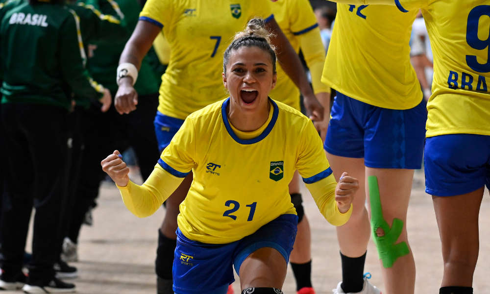 Adriana Cardoso, da seleção brasileira de handebol feminino, em duelo contra a Alemanha antes de Paris-2024