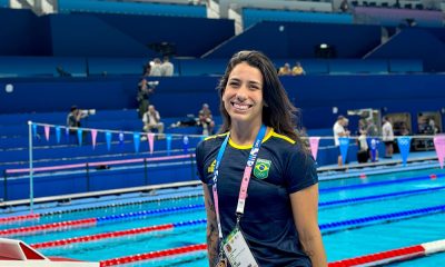 Na imagem, Ana Carolina Vieira à beira da piscina em Paris.