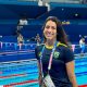 Na imagem, Ana Carolina Vieira à beira da piscina em Paris.