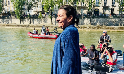 Anne Hidalgo, prefeita de Paris, com roupão após pular no Rio Sena