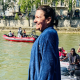 Anne Hidalgo, prefeita de Paris, com roupão após pular no Rio Sena