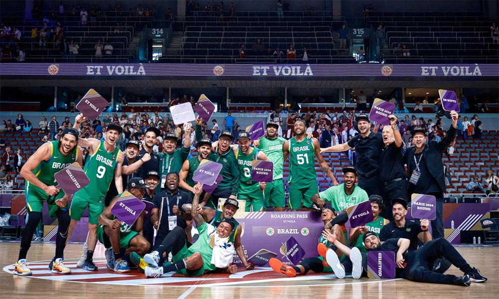 Na imagem, Brasil comemorando a classificação para Paris no basquete masculino. Tabela do pré-olímpico de basquete masculino brasil seleção brasileira de basquete masculino