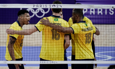 Jogadores de vôlei masculino do Brasil comemoram vitória contra a Polônia em Paris-2024