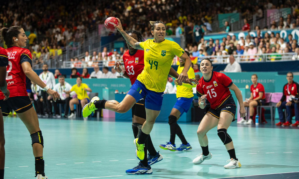 Patrícia Matieli em ação contra a Espanha pelo handebol feminino de Paris-2024