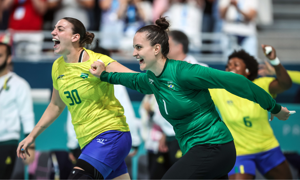Jogadoras da seleção brasileira de handebol feminino celebrando a vitória sobre a Espanha pelos Jogos Olímpicos de Paris-2024 (Gaspar Nóbrega/COB)