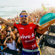 Ítalo Ferreira com o troféu da etapa de Saquarema da WSL (Thiago Diz/World Surf League)