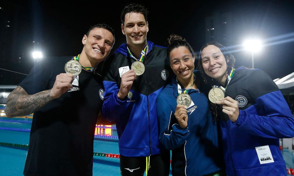 Equipe do Pinheiros campeã do revezamento 4x100m medley misto no Brasileiro de Inverno (Satiro Sodré/CBDA)