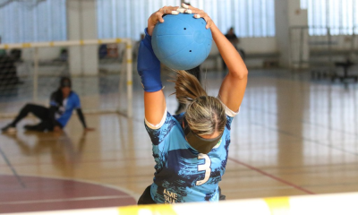 A ala Carol Duarte, do Icemat, segurando a bola sobre a cabeça em partida do Regional Centro-Norte de goalball (Foto: Renan Cacioli/ CBDV)