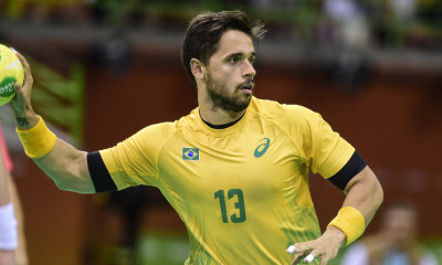 Diogo Hubner com a camisa da seleção brasileira de handebol masculino (Reprodução/Blog Guilherme Derrico)