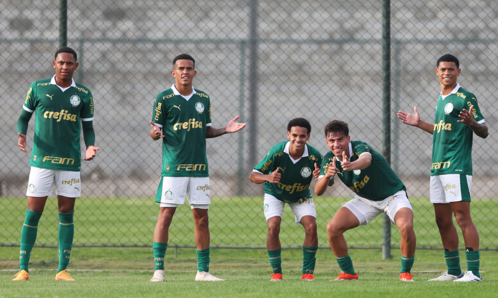 Jogadores do Palmeiras comemorando um dos gols na vitória pelo Brasileiro Sub-17 (Foto: Fabio Menotti/Palmeiras)