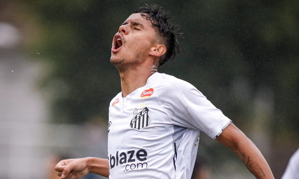 Hyan celebrando um dos gols pelo Santos no empate pelo Brasileiro Sub-20 (Foto: Bruno Vaz/ Santos FC)