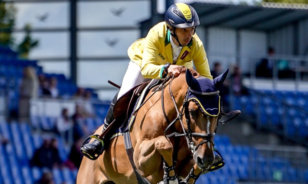 Yuri Mansur, cavaleiro brasileiro competindo em um torneio europeu (Foto: Luis Ruas/CBH)