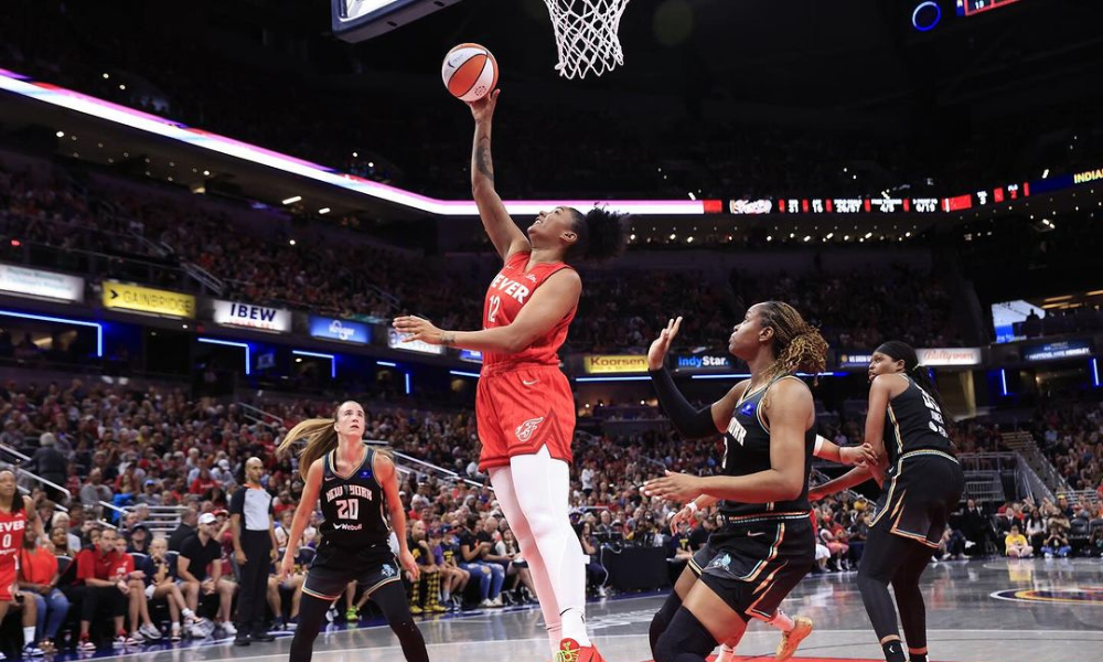 Damiris Dantas atuando em partida da WNBA, representando o Indiana Fever (Reprodução/Instagram/@dantasdamiris)