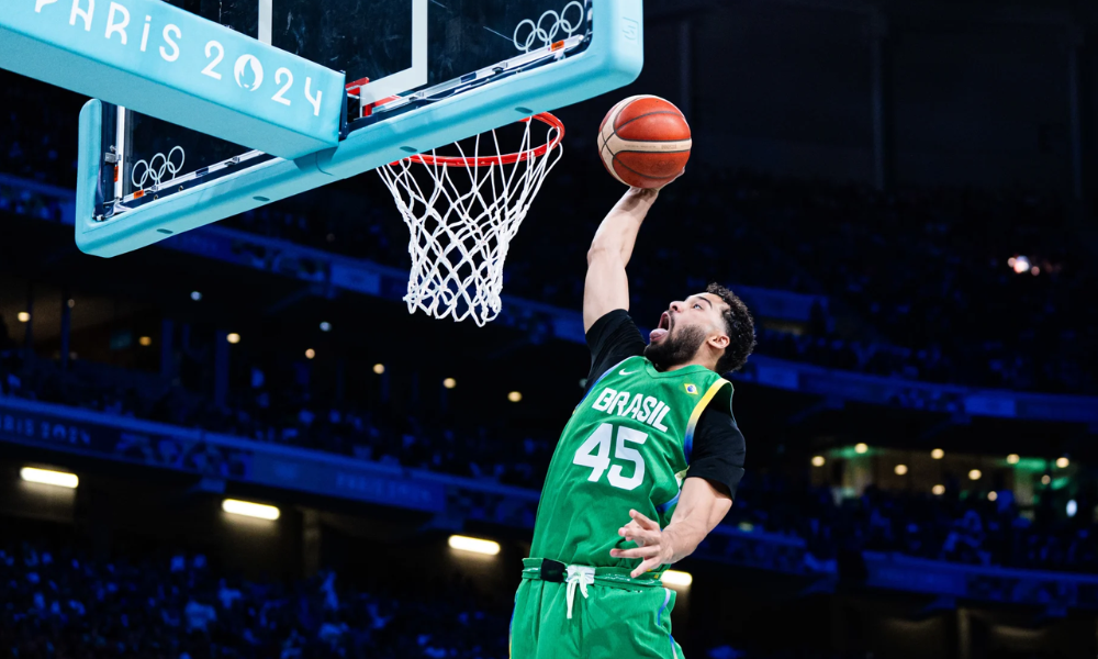 Mãozinha enterrando, lance do jogo entre Brasil e França pela primeira rodada dos Jogos Olímpicos de Paris-2024 (Foto: FIBA)