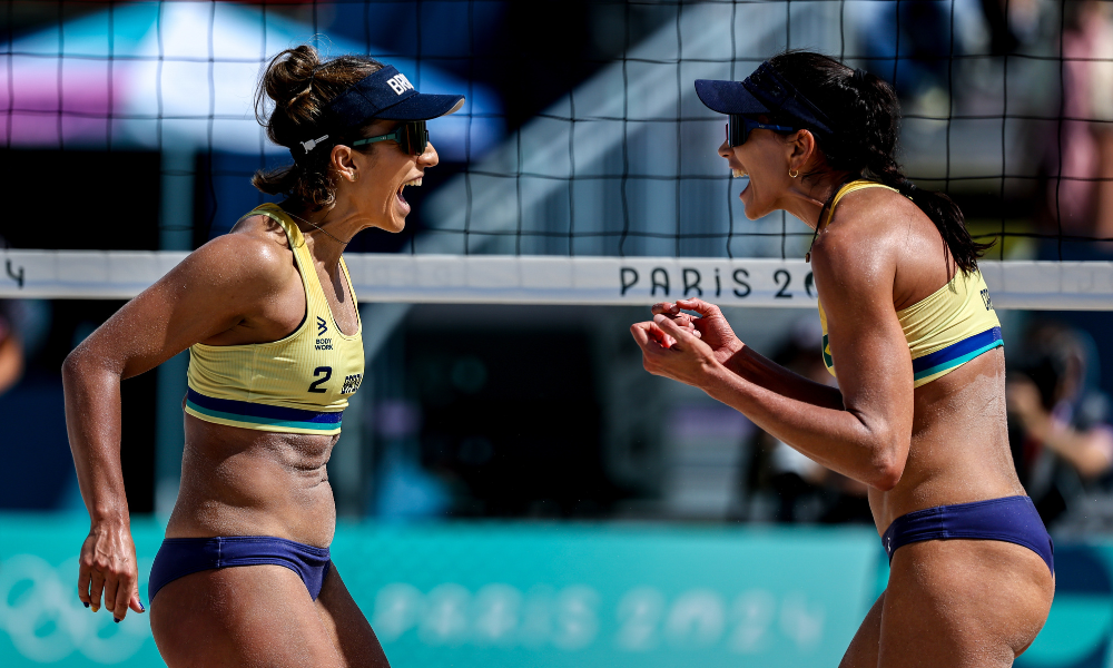 Bárbara Seixas e Carol Solberg em partida do vôlei de praia nos Jogos Olímpicos de Paris-2024 (Miriam Jeske/COB)