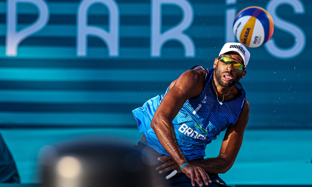 Evandro/Arthur, sacando em partida de vôlei de praia nos Jogos Olímpicos de Paris 2024