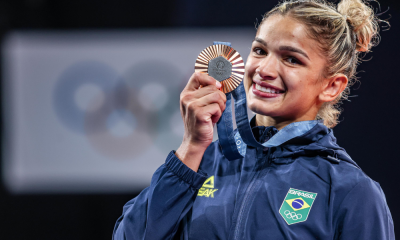 Larissa Pimenta exibe a medalha de bronze dos Jogos Olímpicos de Paris-2024 (Foto: Wander Roberto/COB)