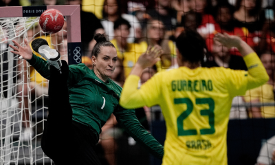 Gabi Moreschi fazendo defesa contra a Espanha no handebol feminino