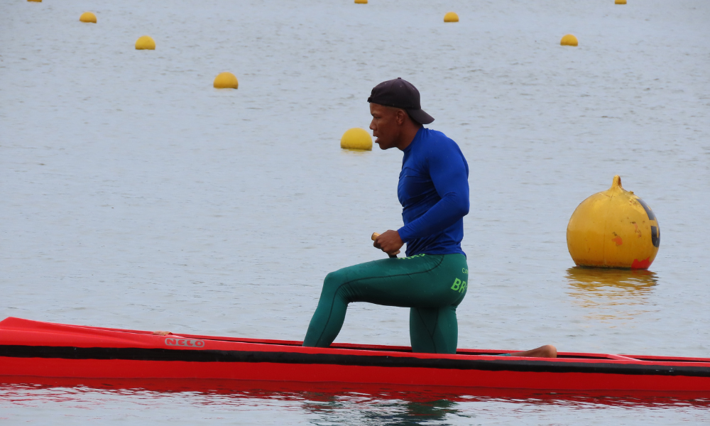 Gabriel Nascimento em ação no C1 500m do Mundial Sub-23 de canoagem velocidade, junto com Mateus Nunes