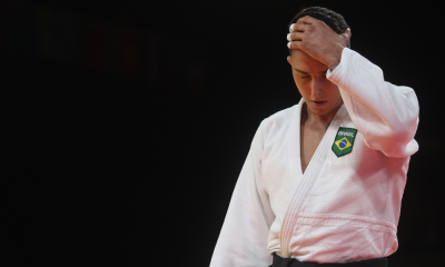 Guilherme Schimidt com a mão na cabeça após waza-ari que o eliminou no judô da Olimpíada de Paris-2024