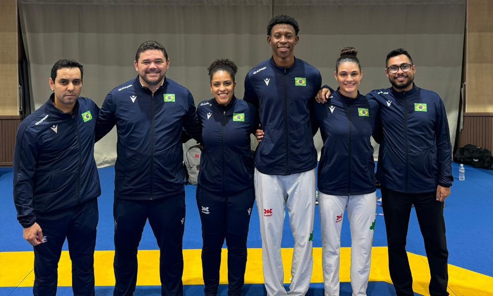 Henrique Marques e Maria Clara Pacheco junto com a comissão técnica do taekwondo brasileiro no World University Taekwondo Festival