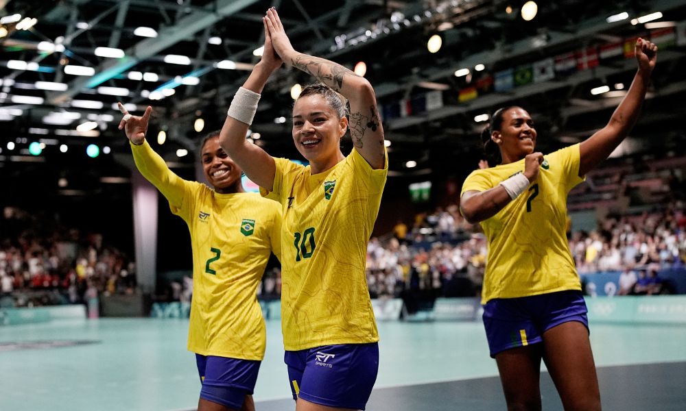 Jogadoras do Brasil comemoram a vitória sobre a Hungria no handebol feminino dos Jogos Olímpicos de Paris-2024