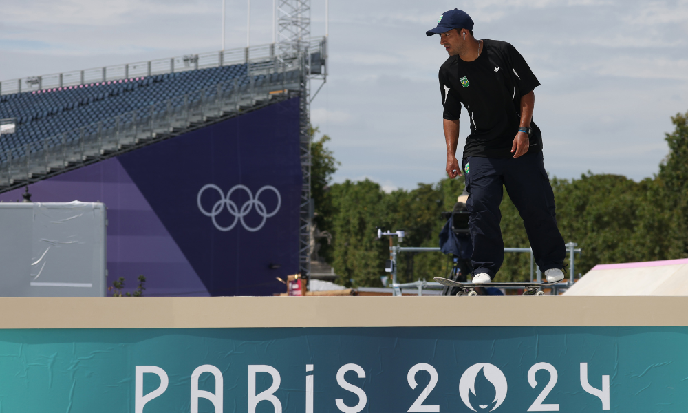 Kelvin Hoefler em ação na disputa do skate street masculino, adiada pela chuva em Paris-2024