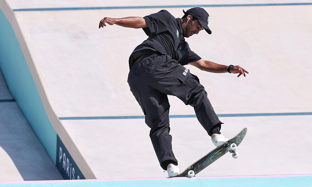 Kelvin Hoefler em ação na eliminatória do skate street masculino nos Jogos Olímpicos de Paris-2024, mas com lesão na mão