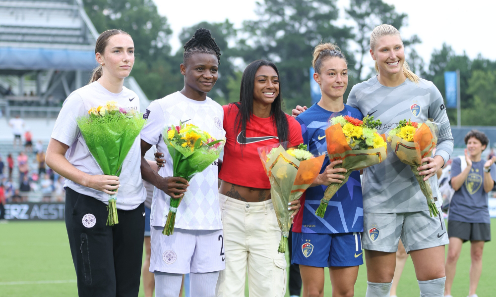 Kerolin recebendo homenagem em North Carolina Courage x Racing Racing Louisville pela NWSL