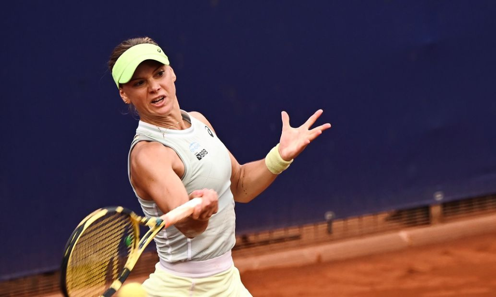 Laura Pigossi em ação no WTA 125 de Contrexeville contra Iryna Shymanovich