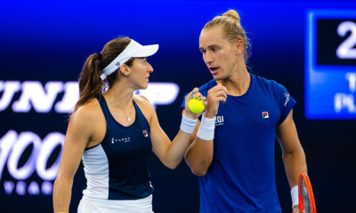 Luisa Stefani e Rafael Matos conversando antes de partida em Wimbledon