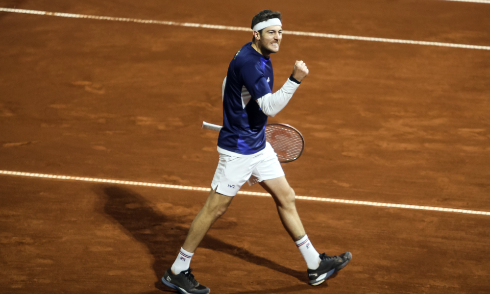 Marcelo Demoliner cerra os punhos e vibra após semi do Challenger de Amersfoort, com Guillermo Duran (Challenger de Verona)