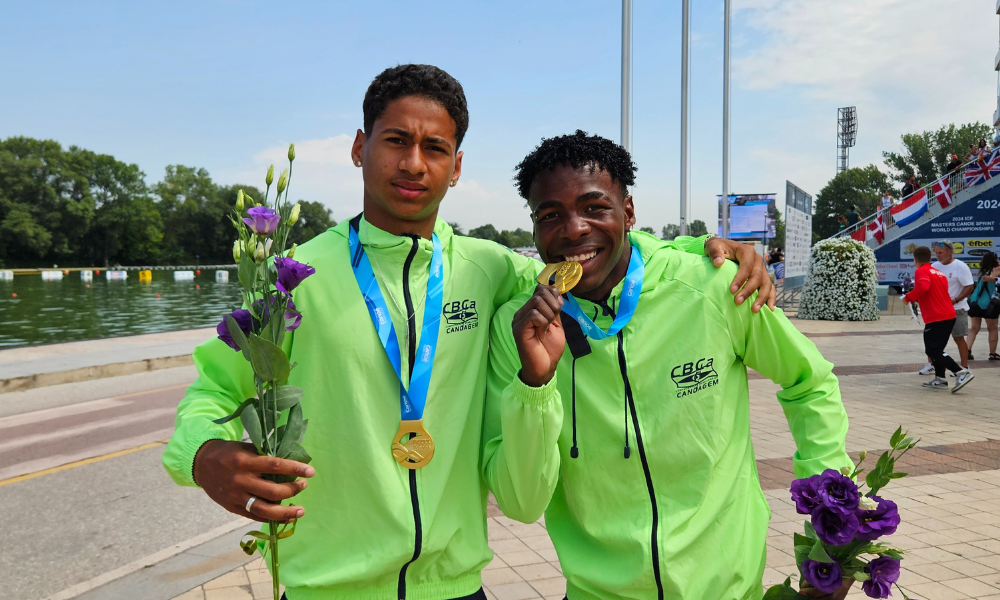 Mateus Nunes e Lucas Espírito Santo com a medalha de ouro no C2 500m do Mundial Júnior de canoagem velocidade